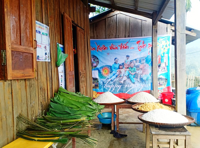 Thầy trò vùng cao cùng nấu bánh chưng tặng học sinh nghèo đón Tết