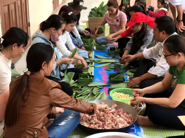 Thầy trò vùng cao cùng nấu bánh chưng tặng học sinh nghèo đón Tết