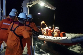 Cứu 7 thuyền viên trên tàu hỏng máy trong thời tiết khắc nghiệt