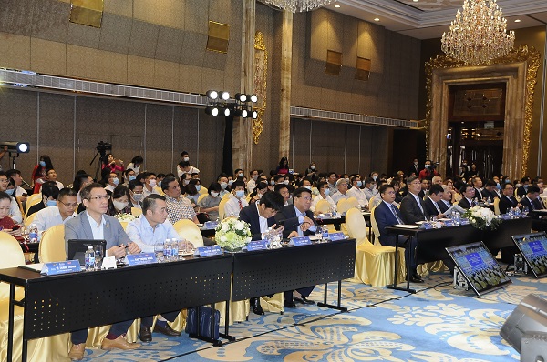 Diễn đàn thu hút sự tham gia của hơn 300 doanh nghiệp cùng nhiều chuyên gia trong lĩnh vực kinh tế.