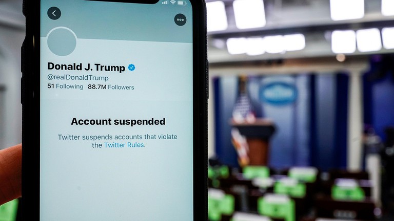 Một loạt các phương tiện truyền thông xã hội đã khóa tài khoản của Tổng thống Mỹ.