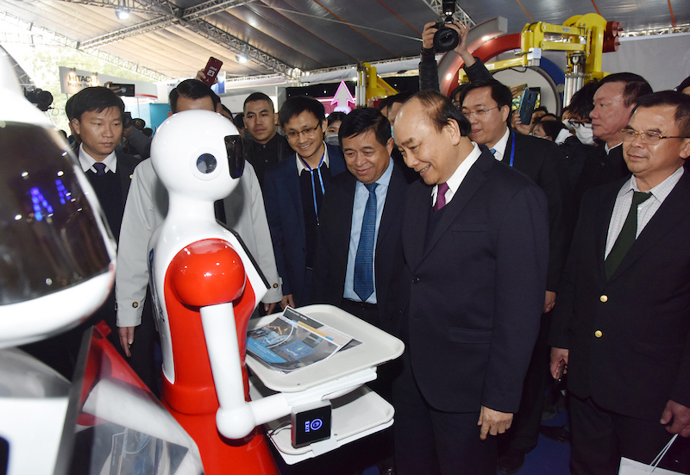 Thủ tướng Nguyễn Xuân Phúc tham quan các gian hàng tại Triển lãm quốc tế Đổi mới sáng tạo Việt Nam 2021. (Ảnh: TRẦN HẢI)