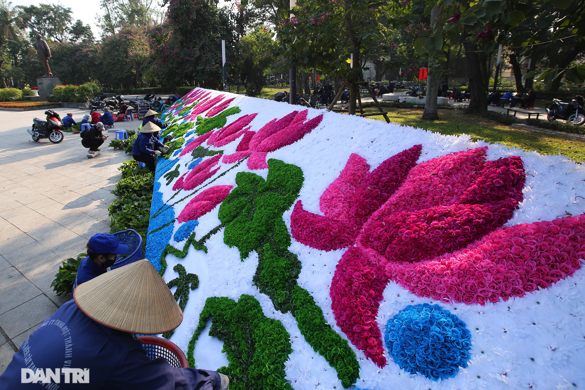 Hồ Gươm trang trí hoa rực rỡ sắc màu chào mừng Đại hội XIII của Đảng - 12