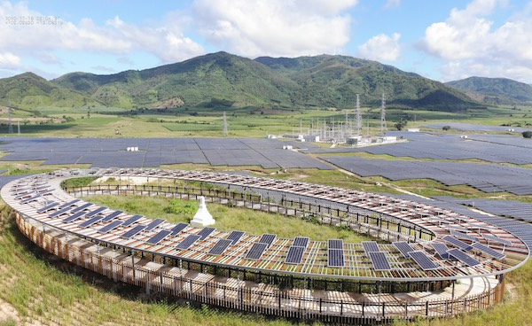 Chỉ trong vòng 4 tháng, Nhà máy điện mặt trời Hoà Hội (Phú Yên) đã bị thiệt hại 18 tỷ đồng do bị cắt giảm công suất.