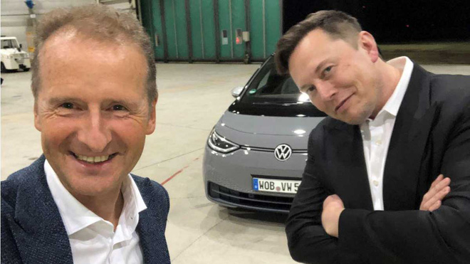 Chủ tịch hội đồng quản trị của Volkswagen, Herbert Diess và CEO Tesla Elon Musk