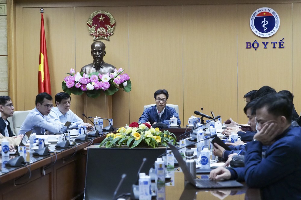 Phó Thủ tướng Chính phủ Vũ Đức Đam và Bộ trưởng Bộ Y tế Nguyễn Thanh Long đã tổ chức cuộc họp khẩn trực tuyến với 2 tỉnh Quảng Ninh và Hải Dương liên quan đến các ca nhiễm Covid-19 trong cộng đồng.