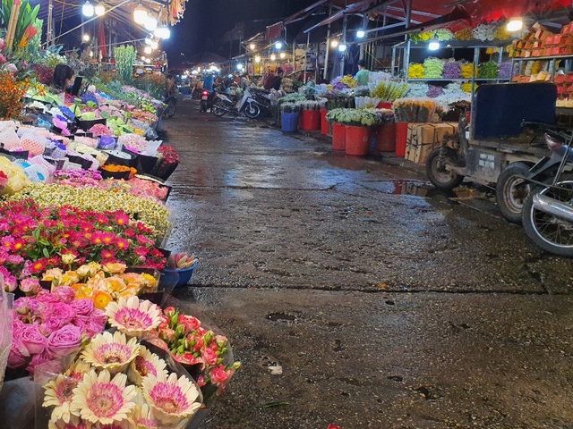 Chợ hoa Tết sầm uất nhất Hà Nội vắng chưa từng có vì dịch Covid-19 - 8