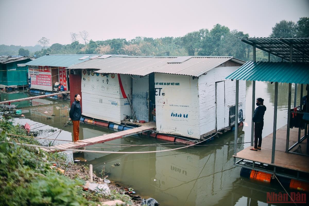 Những ngày cận Tết ở “xóm nhà phao” -0