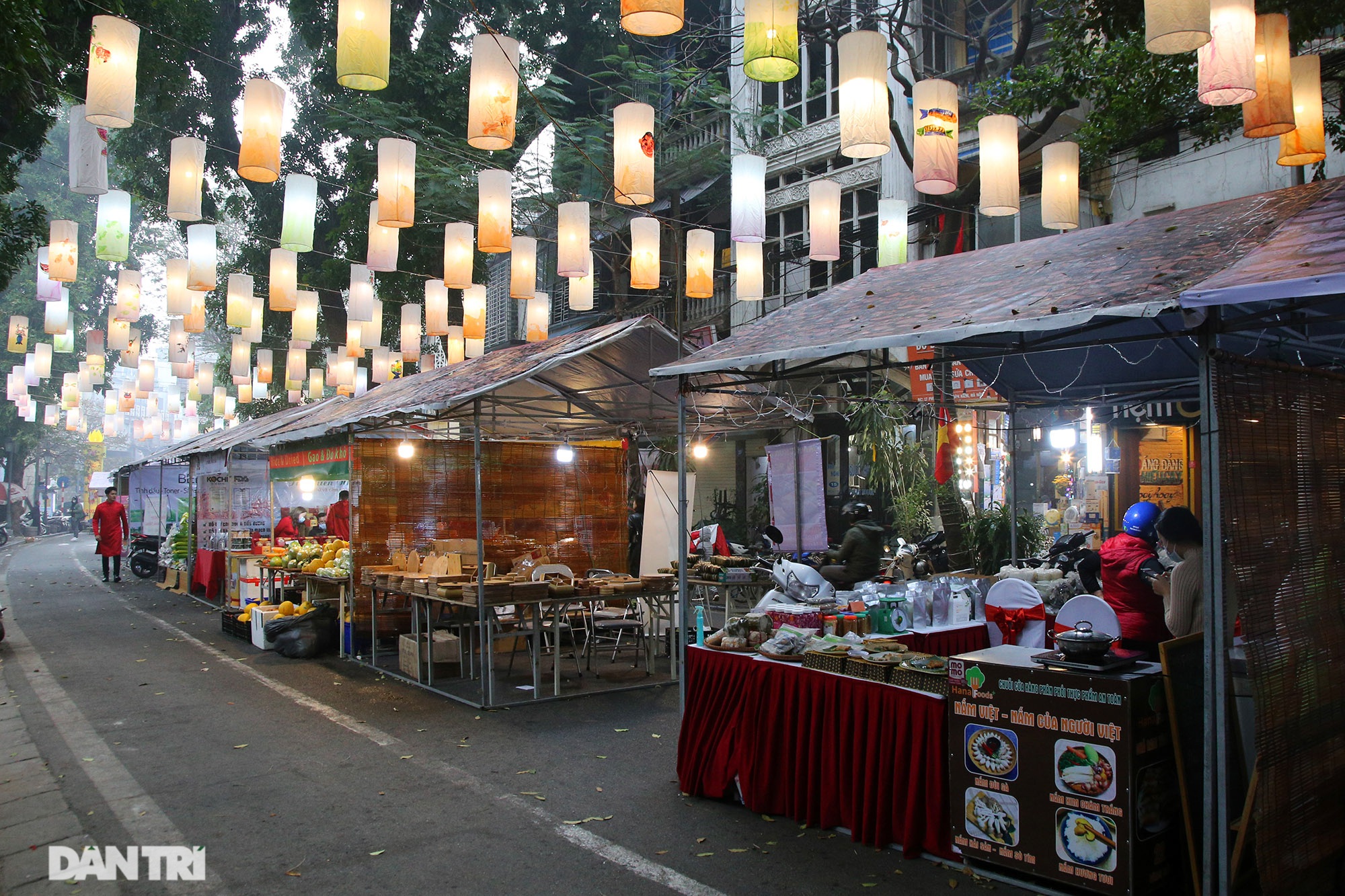 Chợ hoa chợ Tết ở Hà Nội hiu hắt vì dịch Covid-19 - 9