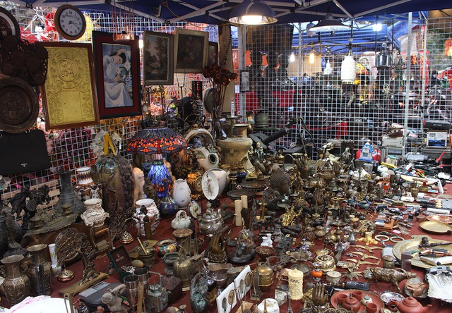 Phiên chợ Tết lạ lùng nhất Hà Nội: Mỗi năm mở 1 lần để bán dao cùn, bát cũ
