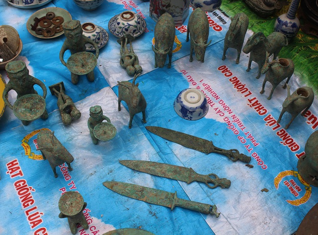 Phiên chợ Tết lạ lùng nhất Hà Nội: Mỗi năm mở 1 lần để bán dao cùn, bát cũ