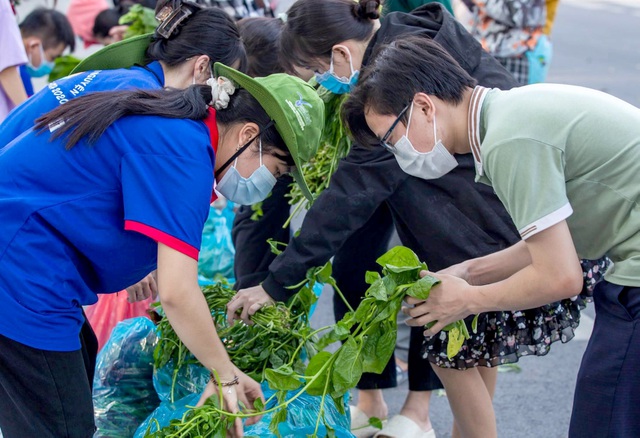 Nhịp sống ngày Tết trong khu phong tỏa ở Bình Dương