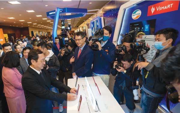Bộ trưởng Bộ Khoa học và Công nghệ Huỳnh Thành Đạt trải nghiệm tốc độ mạng 5G trên mấu điện thoại Vsmart Aris 5G Make in Vietnam tại Diễn đàn Quốc gia về phát triển Doanh nghiệp Công nghệ Số.