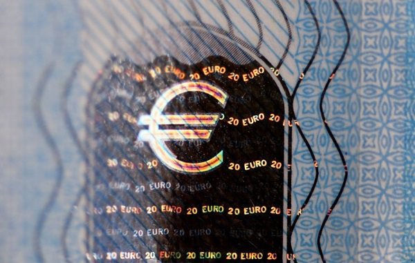 Tích trữ đồng euro kỹ thuật số sẽ hạn chế nền kinh tế trong tương lai bao gồm chi phí tốn kém hơn, lợi nhuận thấp hơn dẫn đến cho vay thấp hơn. Điều này sẽ hạn chế nền kinh tế về lâu dài.