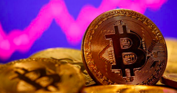 Bitcoin "điên cuồng"phá đỉnh 55.000 USD, vốn hóa vọt qua 1.000 tỷ USD