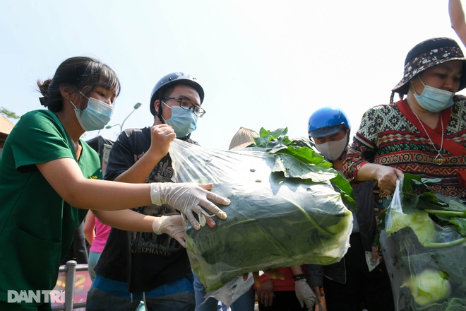 Người Hà Nội giải cứu nông sản: Thương lắm, sốt ruột lắm nên phải ủng hộ - 15