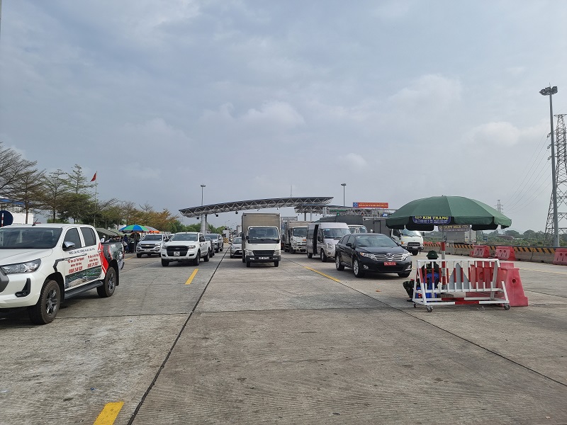 Nút giao cao tốc Hải Phòng - Hà Nội đoạn xuống QL38 tắc hàng giờ đồng hồ