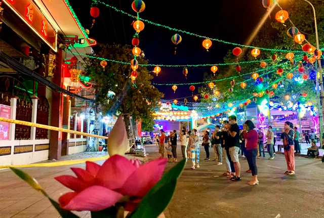 Lễ hội lớn nhất Đông Nam Bộ đóng cửa, người dân đứng ngoài chùa cầu an - 8