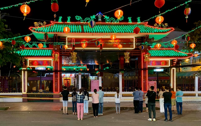 Lễ hội lớn nhất Đông Nam Bộ đóng cửa, người dân đứng ngoài chùa cầu an - 1