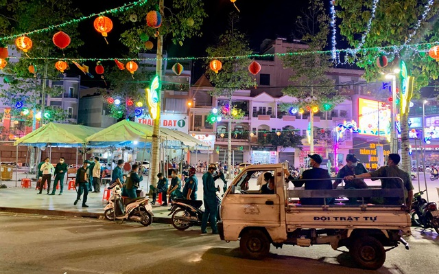 Lễ hội lớn nhất Đông Nam Bộ đóng cửa, người dân đứng ngoài chùa cầu an - 9