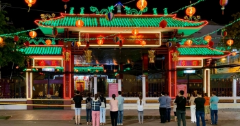 Lễ hội lớn nhất Đông Nam Bộ đóng cửa, người dân đứng ngoài chùa cầu an