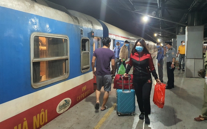 Đường sắt tạm dừng chạy tàu Hà Nội - Vinh, tiếp tục giảm giá nhiều tàu