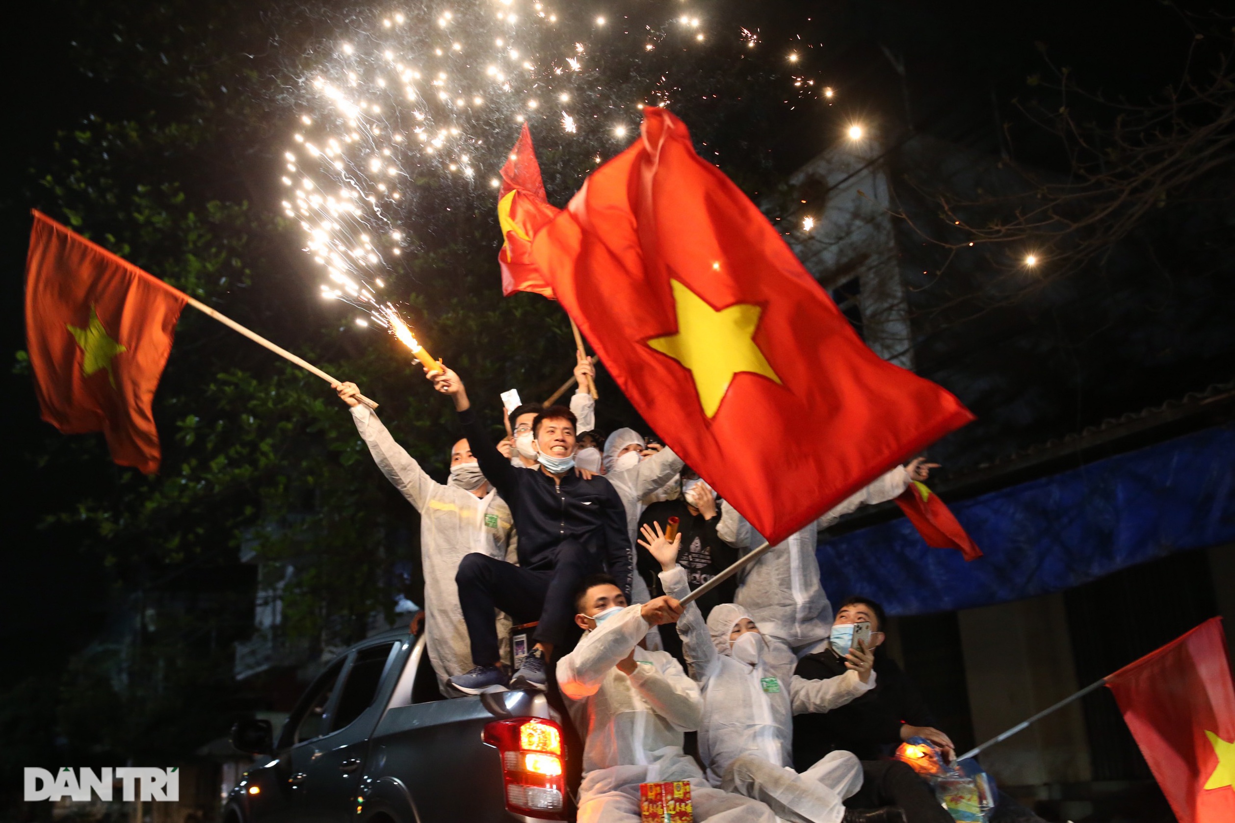 Pháo hoa rực rỡ, người dân vỡ òa cảm xúc khi TP Chí Linh được gỡ phong tỏa - 18