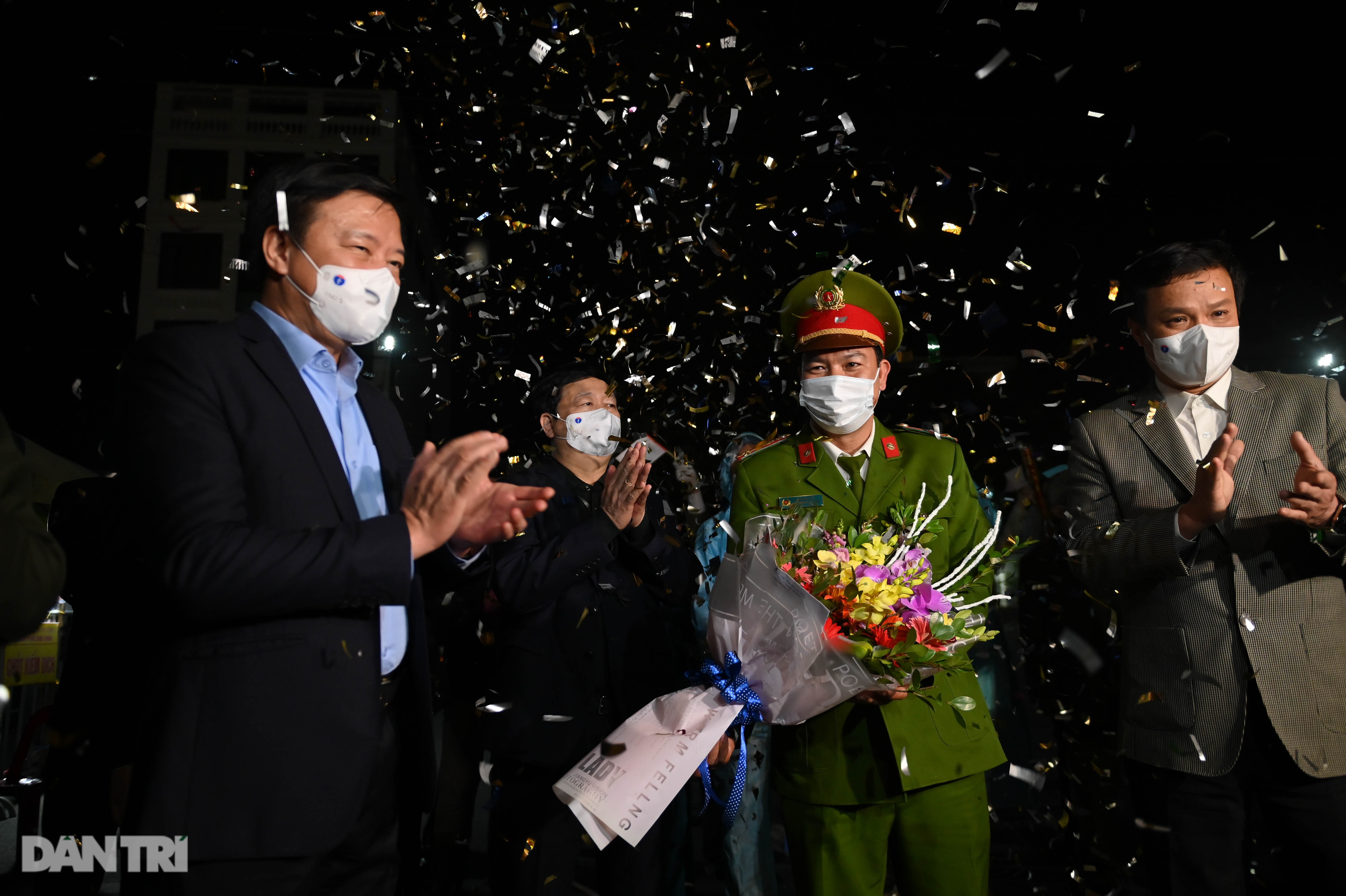 Pháo hoa rực rỡ, người dân vỡ òa cảm xúc khi TP Chí Linh được gỡ phong tỏa - 6