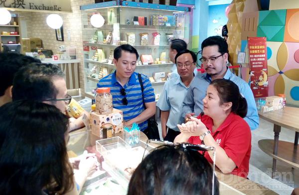 Tiệm bánh dứa tại Đài Loan thu hút đông khách du lịch mua về làm quà biếu (ảnh Phú Khởi).