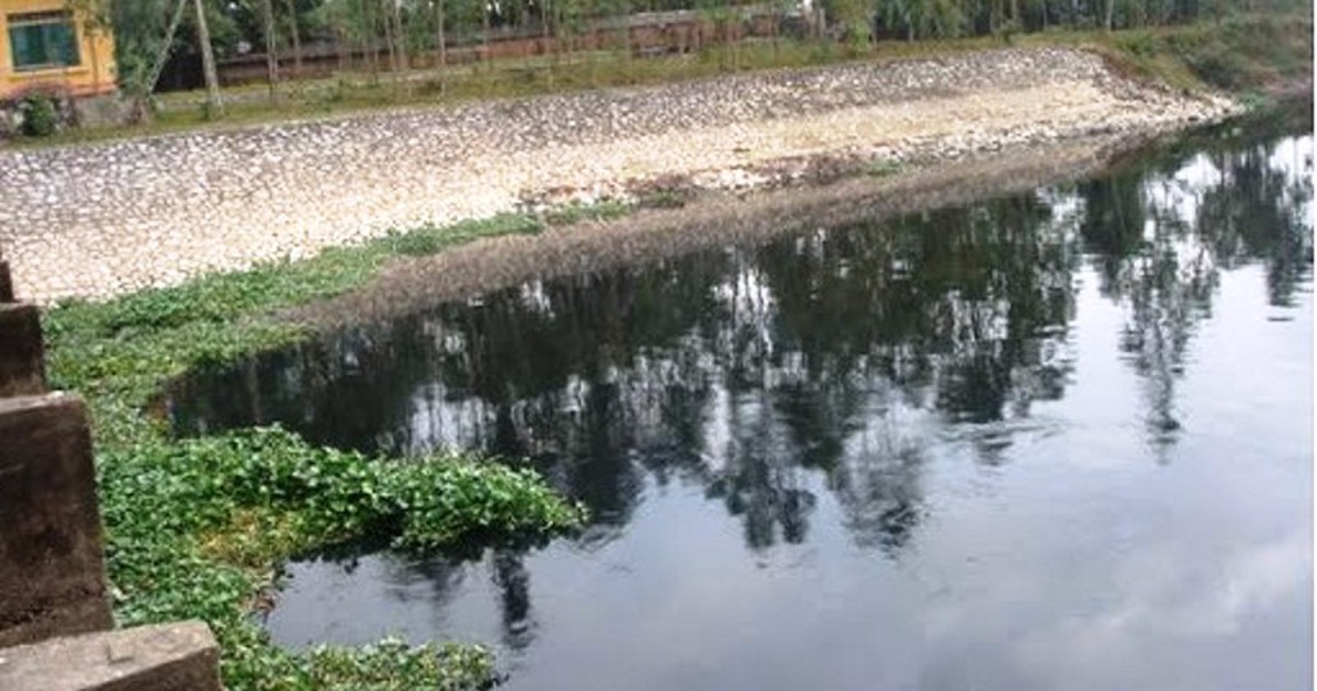 Nước sông Nhuệ bốc mùi hôi, báo động ô nhiễm cấp độ 2