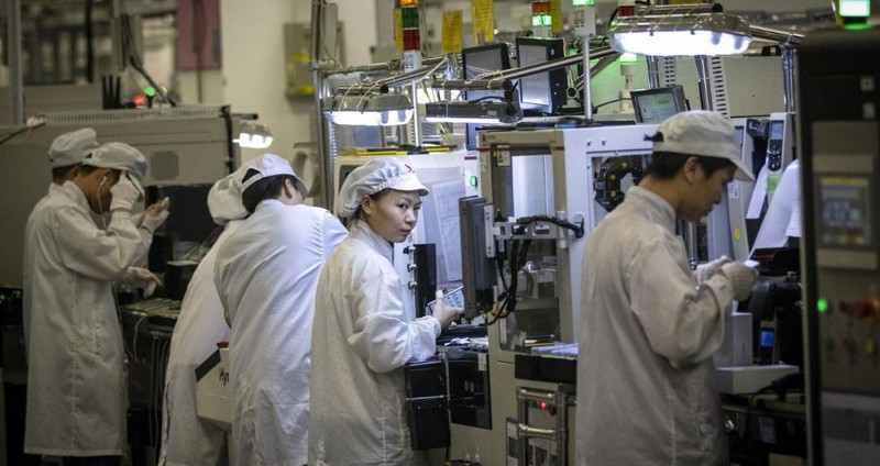 Công nhân tại một nhà máy của Huawei ở Quảng Đông (Trung Quốc) hồi tháng 12-2019. Ảnh: REUTERS