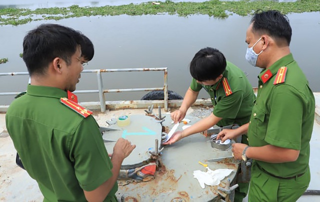 Nóng: Sếp đội chống buôn lậu nhận hối lộ của trùm xăng giả cực lớn - 1