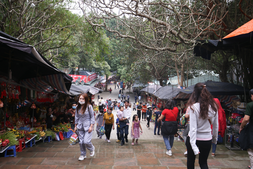 Ngày đầu mở cửa chùa Hương 2021: Còn nhiều du khách không đeo khẩu trang hoặc đeo chống đối