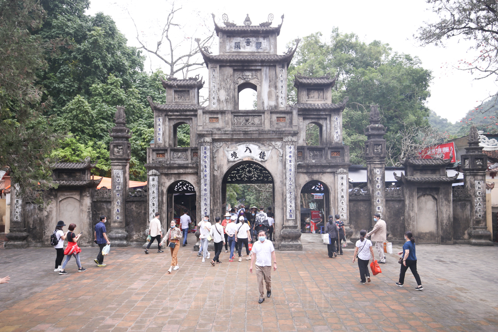 Ngày đầu mở cửa chùa Hương 2021: Còn nhiều du khách không đeo khẩu trang hoặc đeo chống đối
