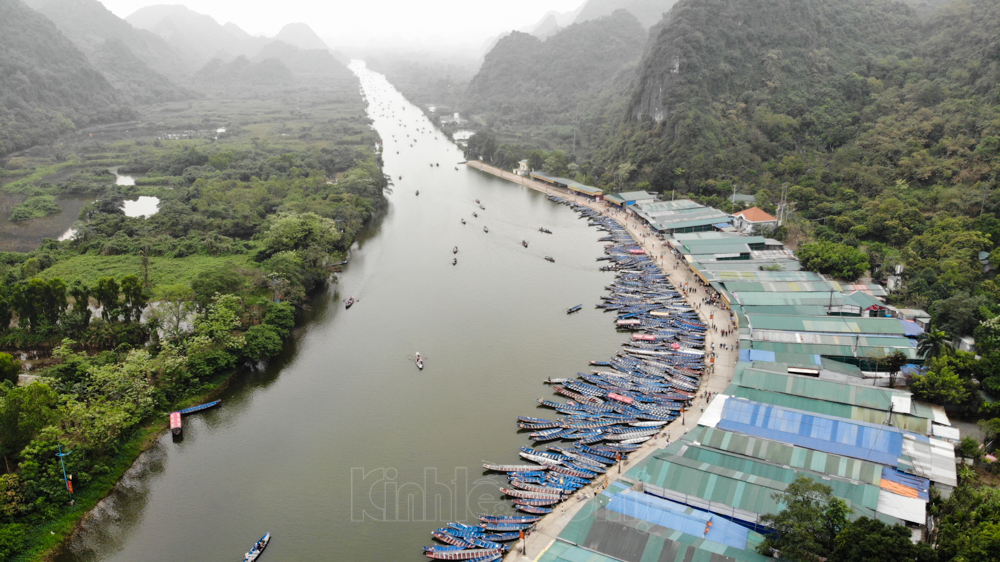 Ngày đầu mở cửa chùa Hương 2021: Còn nhiều du khách không đeo khẩu trang hoặc đeo chống đối