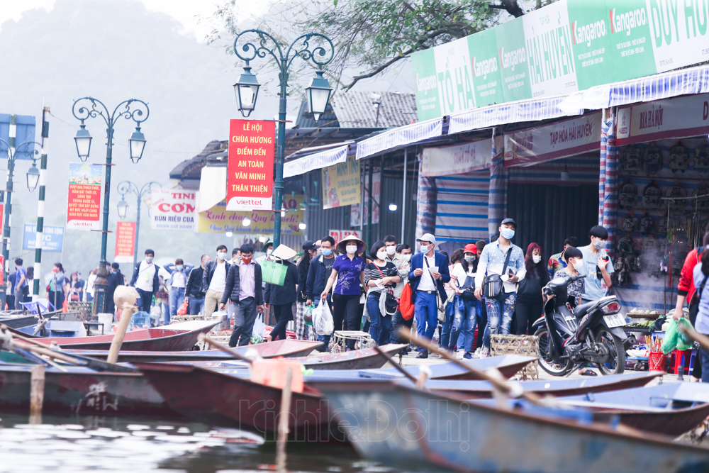 Ngày đầu mở cửa chùa Hương 2021: Còn nhiều du khách không đeo khẩu trang hoặc đeo chống đối