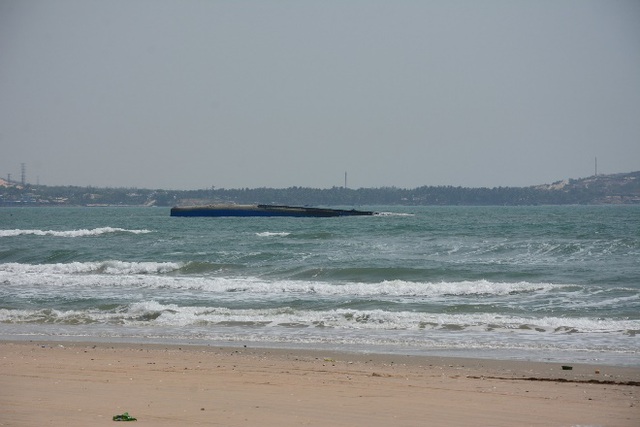 Ngăn nguy cơ dầu từ tàu chìm tấp vào bãi biển Mũi Né - 1