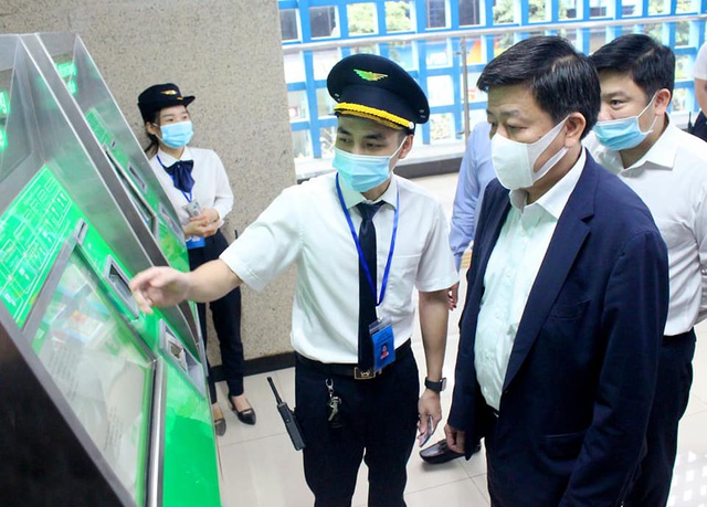 Phó Chủ tịch Hà Nội mua vé, đi thử tàu trên cao Cát Linh - Hà Đông - 1