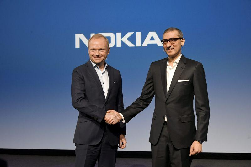 Giám đốc điều hành Nokia Pekka Lundmark(Trái) và cựu Chủ tịch Rajeev Suri.