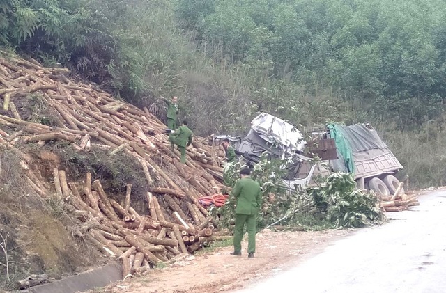 Tai nạn 7 người chết: Xe lao thẳng vào vách núi, cabin nát bét - 10