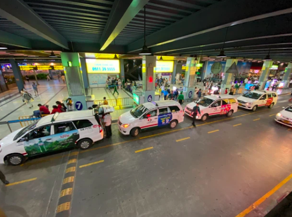 Mở thêm làn để xe công nghệ đón khách ở sân bay Tân Sơn Nhất