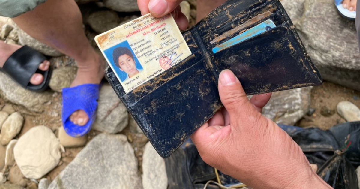 Tìm thấy ví tiền, quần áo, xe máy của các nạn nhân mất tích ở Rào Trăng