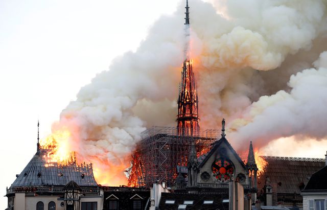 Vì sao đám cháy tại Nhà thờ Đức Bà Paris khó dập tắt nhanh chóng?