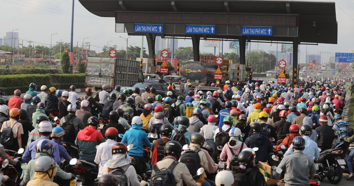 Xả trạm liên tục, giao thông vẫn tắc cứng tại trạm BOT xa lộ Hà Nội