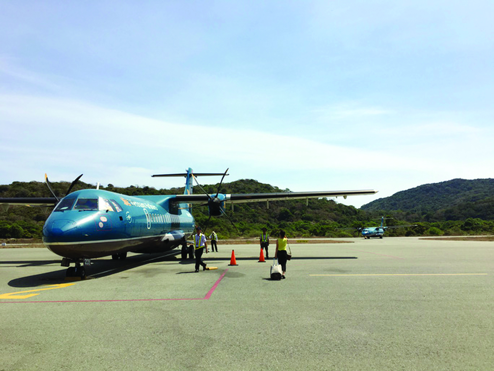 Phần lớn sân bay nhỏ không khai thác hết công suất.p/(Máy bay ATR72 của VNA khai thác đường bay đến Côn Đảo. Ảnh: Thanh Bình)