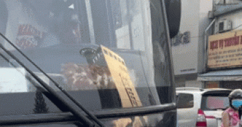 CSGT dùng súng vây bắt thanh niên cầm dao khống chế tài xế xe buýt