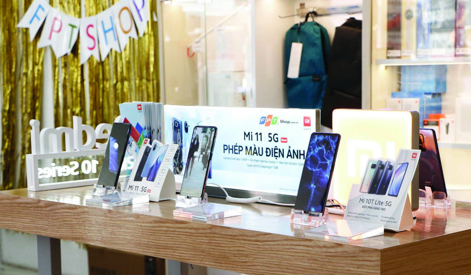 FPT Shop không chỉ bán smartphone Xiaomi mà còn kinh doanh các sản phẩm thông minh IoT thuộc Mi Eco.