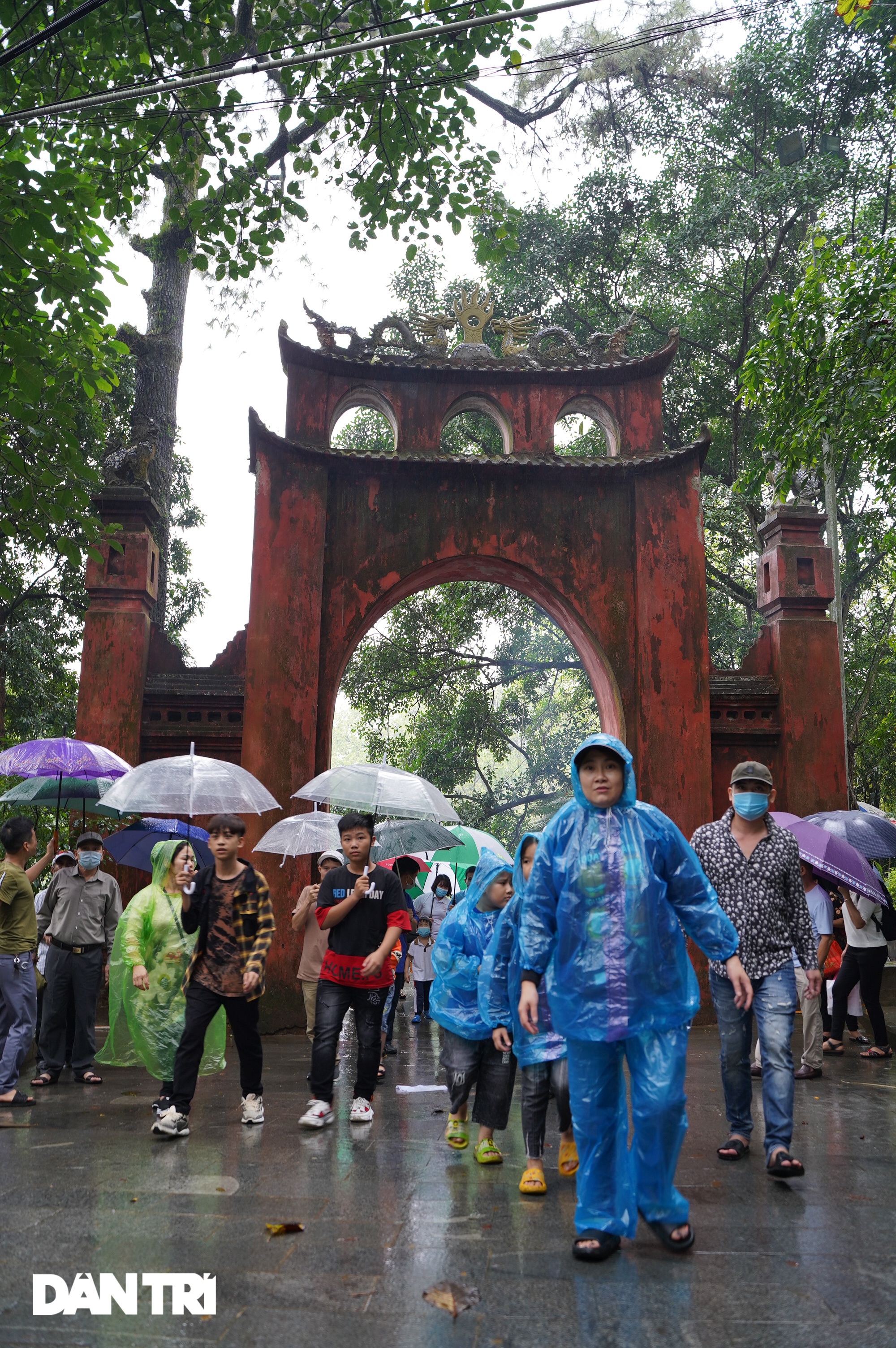 Hàng nghìn du khách đội mưa đi lễ đền Hùng dù chưa tới ngày khai hội - 3