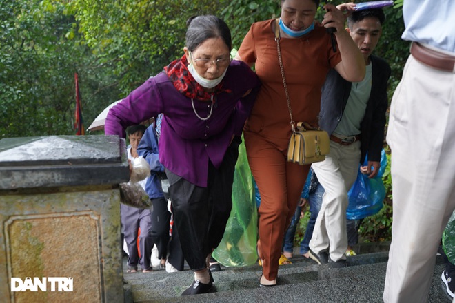 Hàng nghìn du khách đội mưa đi lễ đền Hùng dù chưa tới ngày khai hội - 6