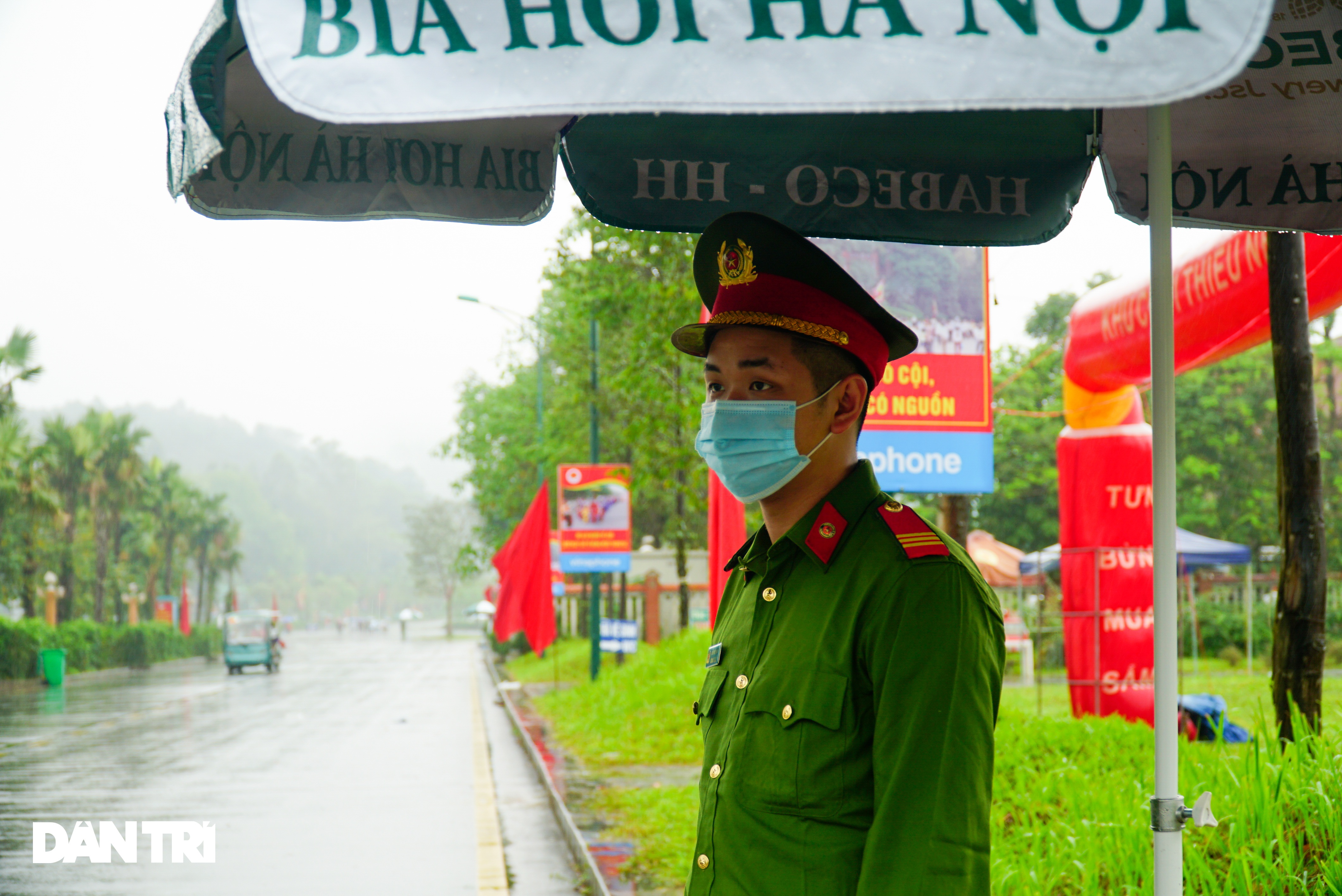 Hàng nghìn du khách đội mưa đi lễ đền Hùng dù chưa tới ngày khai hội - 12